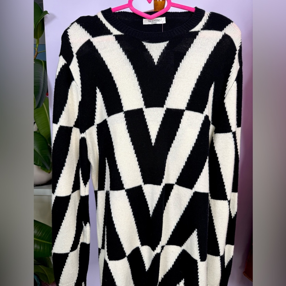 Valentino Black & White V Logo Pullover Cashmere-Blend Sweater